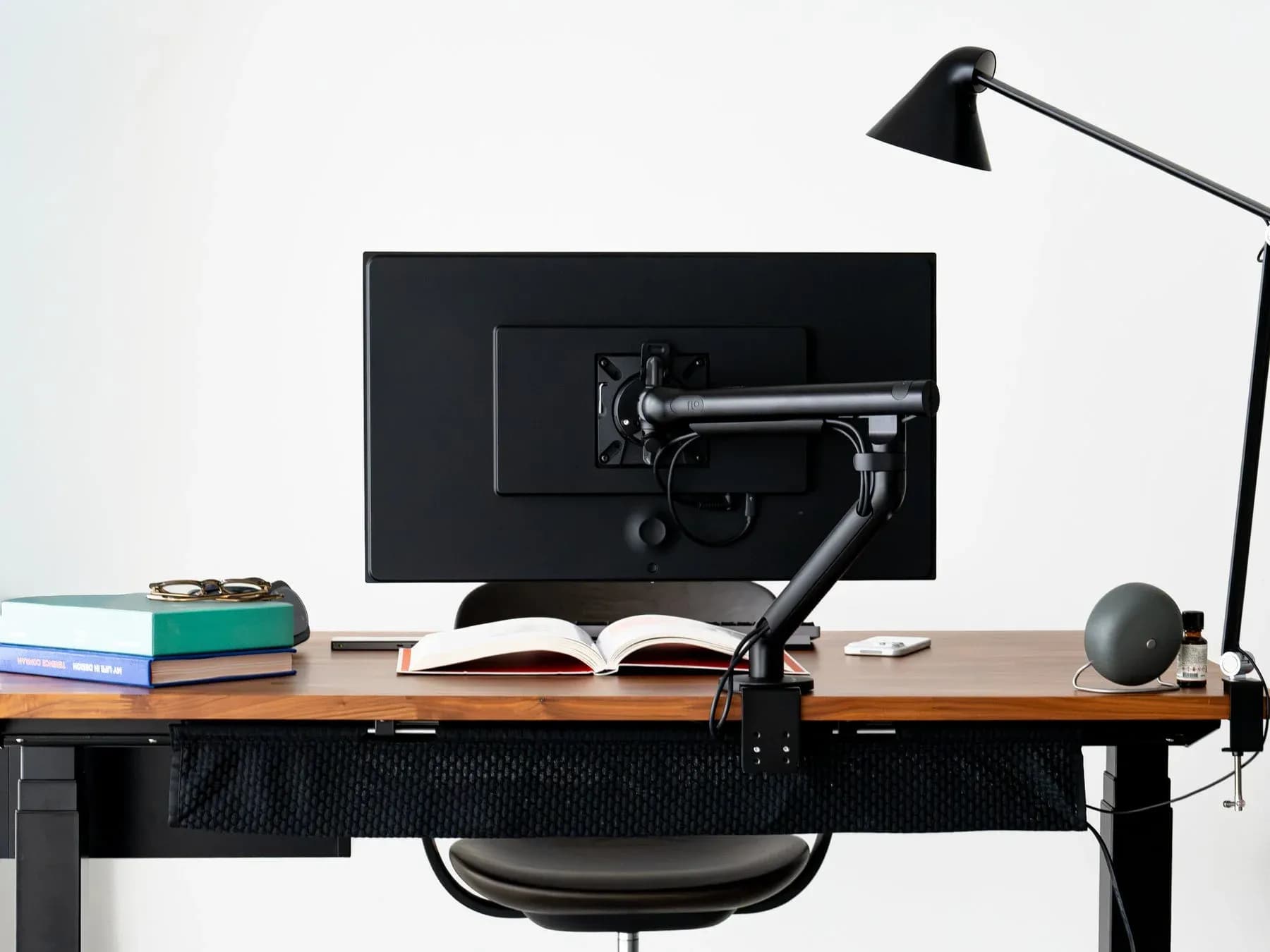 PREDUCTS、新型『Flo Monitor Arm』を販売開始!約15年ぶりの進化で現代のワークスペースに対応