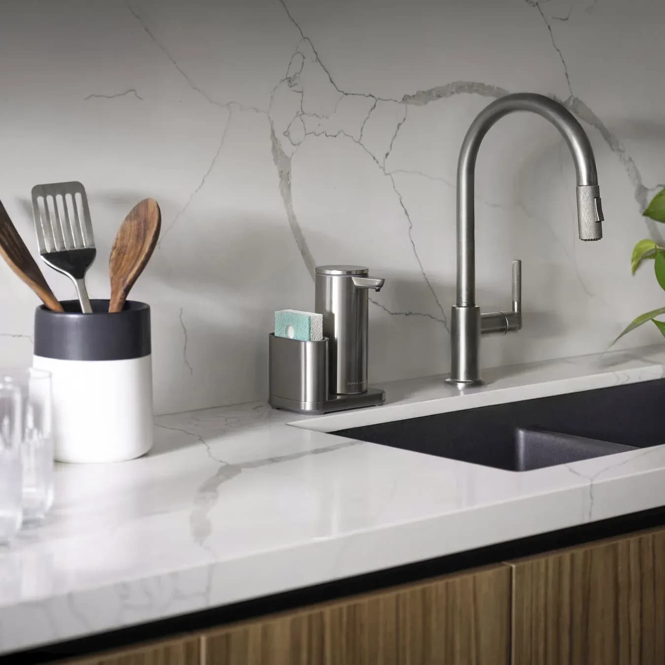 洗い物のストレスから解放!Simplehuman「センサーポンプ キャディ付き」登場