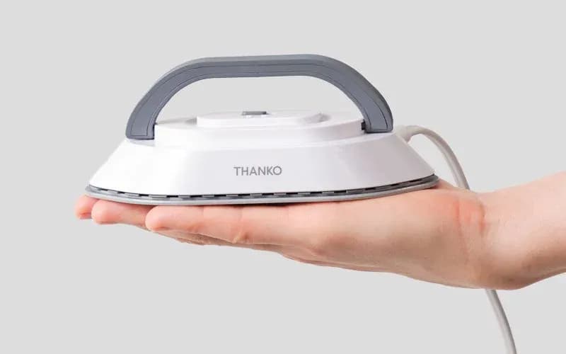 「え、これアイロン!?」手のひらサイズで世界中どこでもシワ伸ばし!サンコー「ポタロン」爆誕!